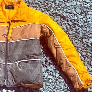 Head skiwear winter snow.